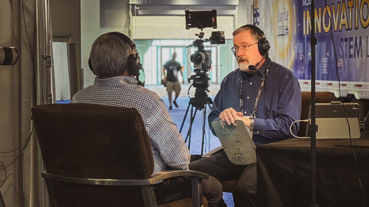 TPS_Films's tweet image. NAB SHOWから帰宅しました。会場で見聞きしたものは、まとめて動画でお出しする予定です。明日からまた学校です！
写真は一番長く滞在したSmallrigブース、そして配信にご出演中のラリー・ジョーダンさんです。