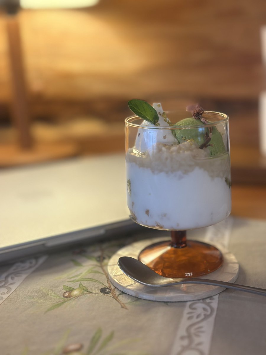 parsley_notion's tweet image. 今日は気分転換でオンラインん秘書しているプラムラインで仕事中😃

これは米麹パフェ☺️
大好きなデザートです🍨