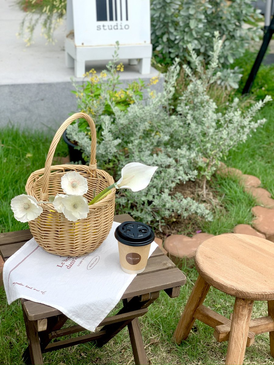 mewsmee's tweet photo. Smitten Cafe &amp; Decor 🍰🍹🏘️
เป็นคาเฟ่ที่บรรยากาศอบอุ่นมากก ร้านใหญ่อยู่น้า มี 2 ชั้น มีทั้งโซนด้านในและนอกเลยย มีจัดมุมไว้ตามจุดต่างๆให้ได้ถ่ายรูปกัน

#รีวิวคาเฟ่ #รีวิวคาเฟ่น่านั่ง #รีวิวคาเฟ่เกาหลี #รีวิวคาเฟ่กาแฟ #คาเฟ่ปทุมธานี #คาเฟาปทุมธานี2025 #cafehopping https://t.co/DSB2dGGHej