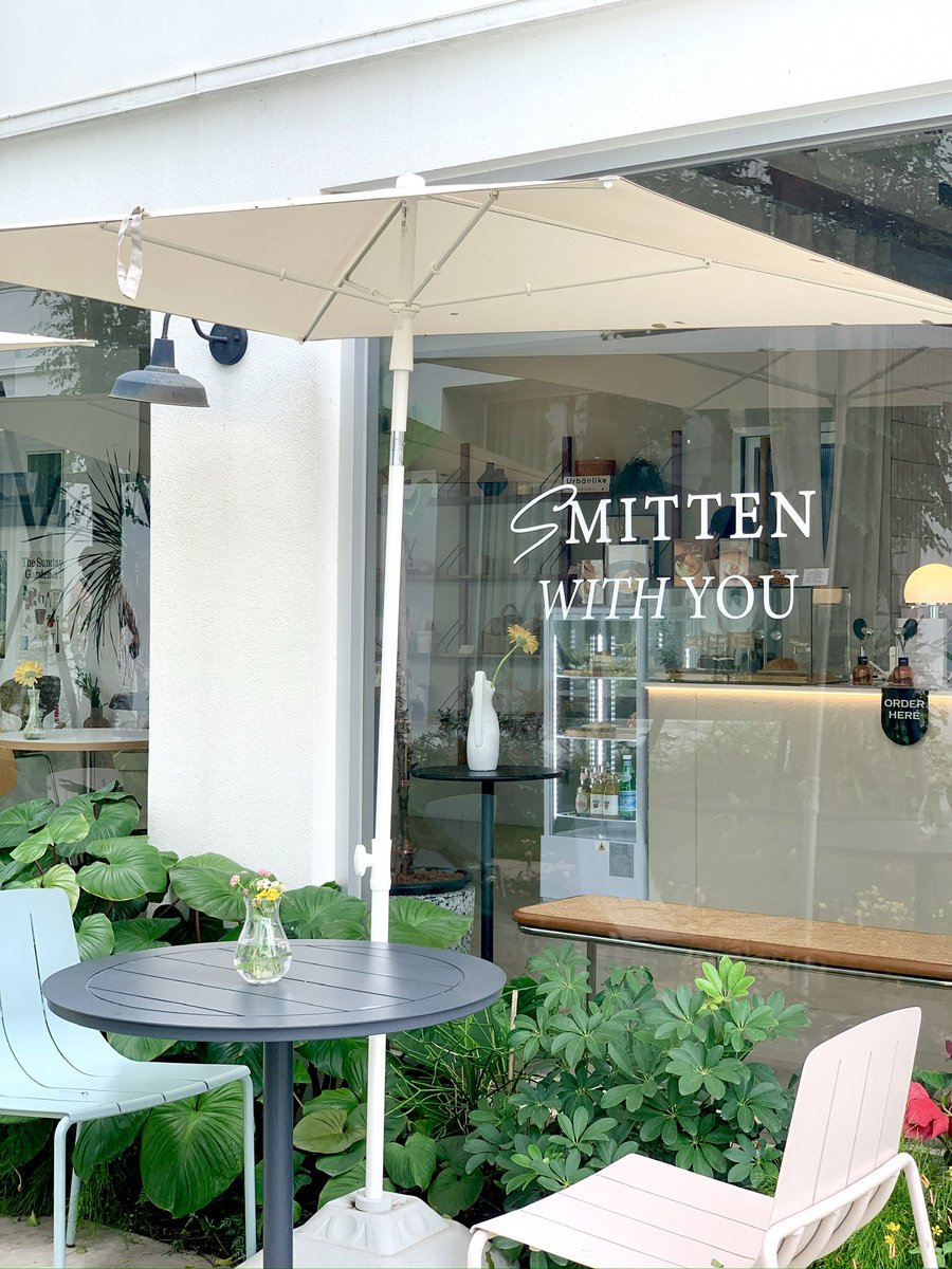 mewsmee's tweet photo. Smitten Cafe &amp; Decor 🍰🍹🏘️
เป็นคาเฟ่ที่บรรยากาศอบอุ่นมากก ร้านใหญ่อยู่น้า มี 2 ชั้น มีทั้งโซนด้านในและนอกเลยย มีจัดมุมไว้ตามจุดต่างๆให้ได้ถ่ายรูปกัน

#รีวิวคาเฟ่ #รีวิวคาเฟ่น่านั่ง #รีวิวคาเฟ่เกาหลี #รีวิวคาเฟ่กาแฟ #คาเฟ่ปทุมธานี #คาเฟาปทุมธานี2025 #cafehopping https://t.co/DSB2dGGHej