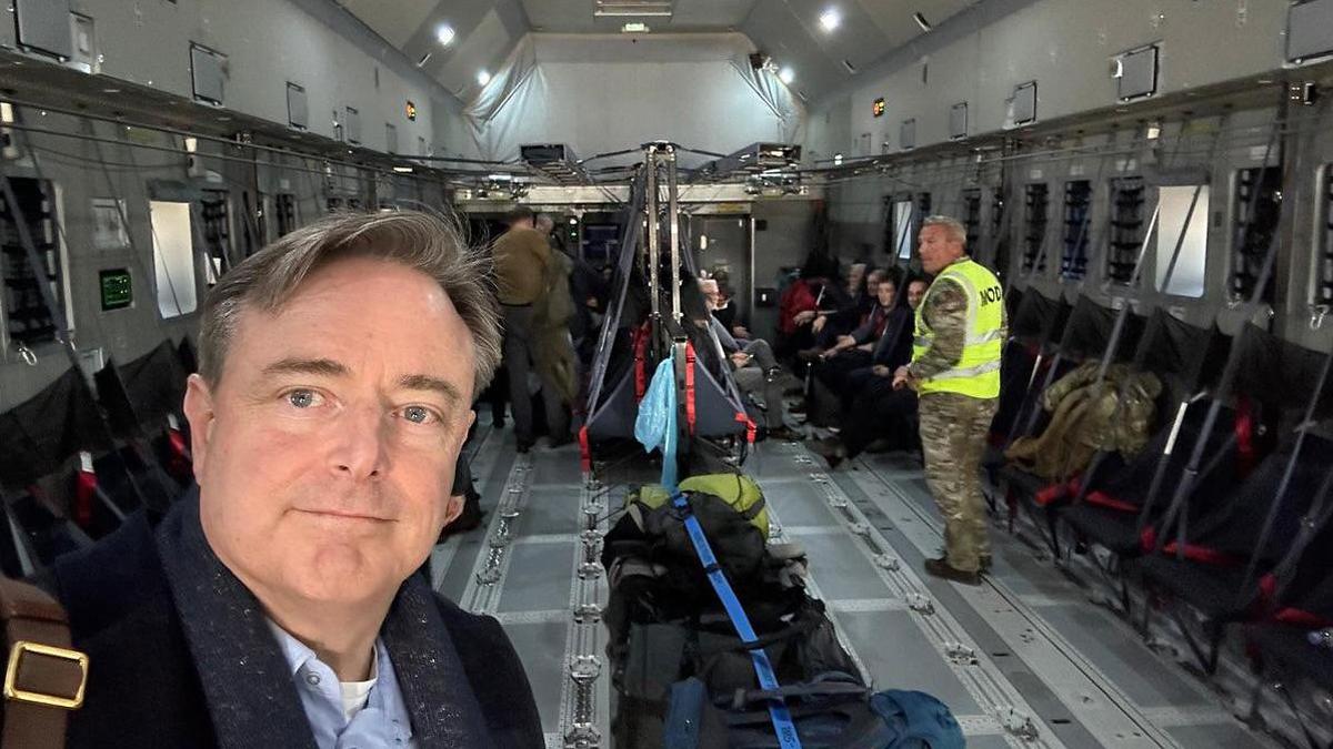 hbvl's tweet image. De pers laat hij thuis, maar hij neemt wel een cheque van 1 miljard euro mee: Bart De Wever op bezoek bij Zelensky dlvr.it/TK1g0l