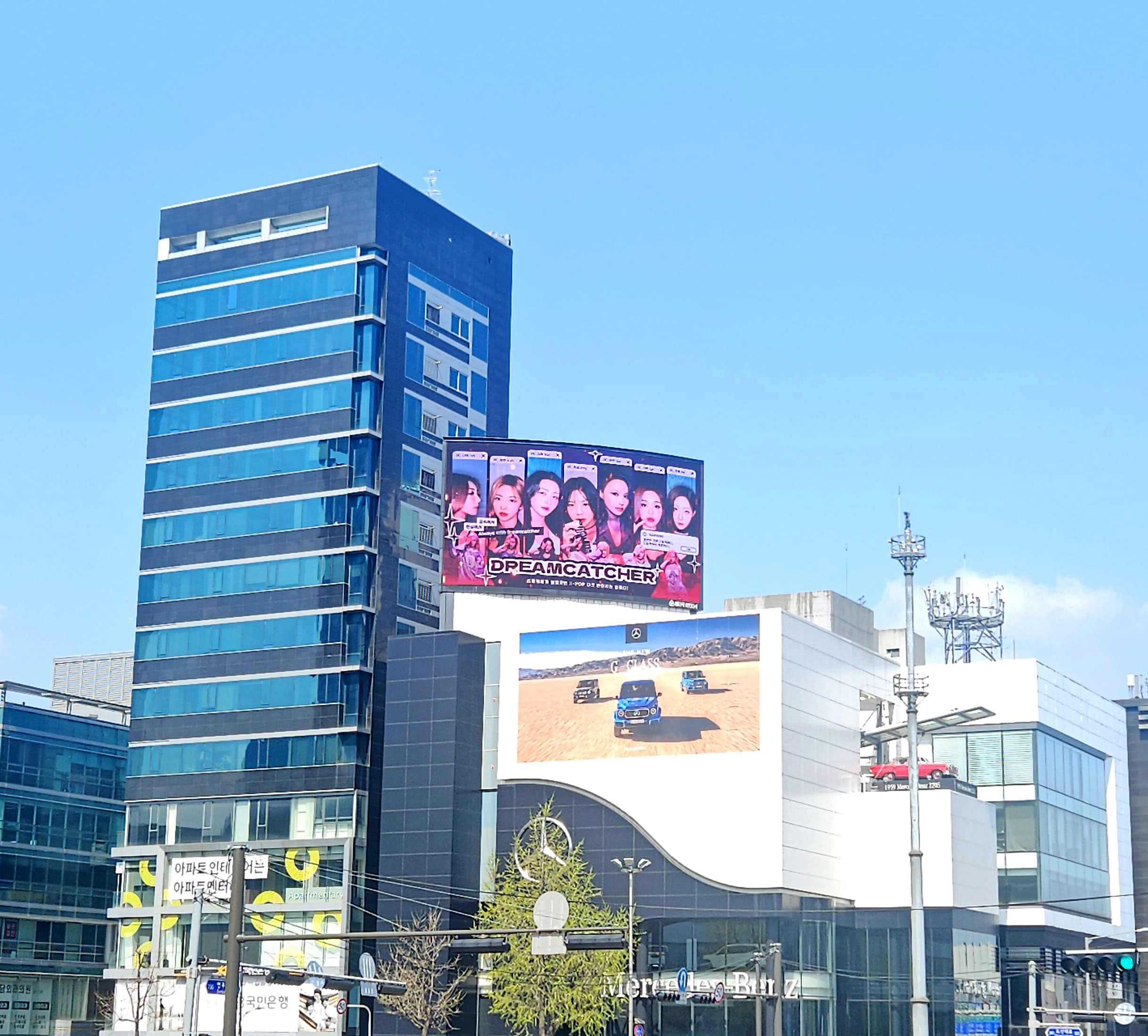  오늘자 강남빌딩 광고판에 올라온 여돌