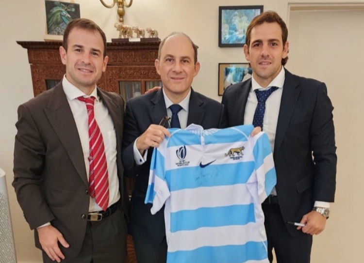 CaucinoMariano's tweet photo. Recibiendo a la delegación de Tucuman en India. Fue un honor recibir al máximo goleador de la historia del rugby argentino @Nicolas Sanchez vistiendo la camiseta de los pumas, su hermano Benjamín Sánchez y ⁠Marcelo Rogel Chaler. https://t.co/RTtaN4YFj3