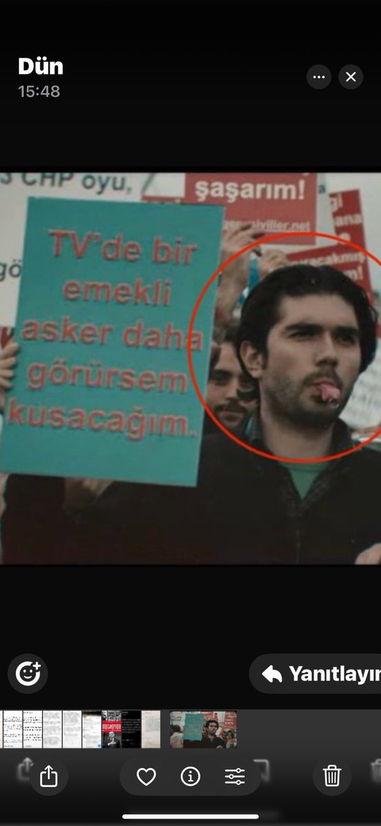 RasimOzan_K's tweet photo. Son 2 gündür bana çok sayıda insan bu fotoğrafı soruyor…

Evet, 28 Nisan 2007 tarihinde yaptığımız 27 Nisan e-muhtırasını kınama eyleminde en ön saftayım burada. 

28 Nisan 2007’de Taksim’de bir gençlik eyleminin direniş kortejinin başındayım.

O zaman 26 yaşına bile basmamıştım. 

Eylem kortejinin en önüne geçtim ve o 28 Nisan 2007 sabahı ortalığı inlettim. TV’lere de röportaj vermiştim. Arşivlerde bulunabilir.

Daha dün 27 Nisan 2007 askeri darbe teşebbüsü yaşanmıştı. Genelkurmay muhtırası tüm ekranlarda bangır bangır okundu. Sabaha kadar uyuyamamıştım. 

Tüm gece arkadaşlarımla yazıştık. Sabah kesinlikle darbeye karşı eylem yapma kararı aldık. Ne olursa olsun bu sefer darbeci Genelkurmay’a direnecektik. 

Yeni bir 27 Mayıs’a, 12 Mart’a, 12 Eylül’e, 28 Şubat’a tahammülümüz yoktu 2007 gençliği olarak. 

Bugün Tayyip Erdoğan’ın emrinde olan NTV ve CNN Türk o zaman darbeci generallerin emrindeydi. 

Her iki kanal da e-muhtırayı destekleyen çizgideydi. Sabah akşam emekli askerler ekrana çıkıp sivil siyaset kurumunu aşağılıyordu o günlerde. 

Emekli generaller, 2007 Türkiye’sinde ekranlarda Başbakan Erdoğan’a ve özellikle başörtülü olduğu için Emine Erdoğan’a hakaret etmeyi asker olmanın şanından sayıyorlardı. 

27 Nisan gecesi emekli askerler tamamen coştular. “Artık Tayyip dönemi bitti. Tarihin tozlu raflarına atıldı Tayyip” diyordu bir tanesi NTV’de, hiç unutmuyorum. 

NTV ve CNN Türk ekranlarında “TSK, gerekirse müdahale yapabilir. Atatürkçülüğün biz Türk subaylarına emri budur” diye konuşan çok sayıda emekli asker vardı. O dönem TSK’nın gayriresmi sözcülüğünü General Armağan Kuloğlu üstleniyordu. 

İşte böyle bir ortamda bu fotoğrafta gördüğünüz pankartı yaptırdım. 2007’nin Asker-Medya işbirliğinin deşifresiydi adeta bu pankart. 

Arkadaşlarım hem cesaretimi takdir ediyor hem de doğrudan TSK’ya taarruz ettiğim için tutuklanmamdan ya da 2.5 ay önce öldürülmüş Hrant Dink gibi sokak ortasında katledilmemden korkuyorlardı. 

Çok samimi söylüyorum, ben ise hiç korkmuyordum. Ölüm ihtimali de beni korkutmuyordu. Serde delikanlılık vardı. 

Bilakis, 1960’dan beri süren militarist vesayet rejimiyle savaşmak bana büyük bir dinçlik veriyordu, enerji veriyordu. Ölüm ise ölüm, hapis ise hapis. Herşeyi göze almıştım. Adeta damarlarımda akan deli kanı hissediyordum. 

2007’nin devrimci gençliği olarak bizim çok kuvvetli bir siyasal bilincimiz vardı. Bilinç ile beraber giden de bir cesaretimiz vardı. Darbeci generaller geri püskürtülmeliydi. Bütün odak noktamız buydu. 

Hatta bana Taraf gazetesinde köşe yazarlığı teklifi yapan Ahmet Altan’a köşe başlığı olarak “consciousness” kelimesini önermiştim. Bu kelime hem bilinç hem cesaret anlamına gelen muhteşem bir terkipti. 

Ahmet Altan da dalga geçmişti benimle. NY Times da yazarsan bu başlığı kullanırsın diye. 

Köşemin başlığını “Özgürlüğün Çarpıntısı” olarak belirledim sonra. Aslında “Bilinç ve Cesaret” de olabilirmiş. 

Siyasi şuur olmadan medeni cesaret hiç işe yaramazdı. Medeni cesaret olmadan da siyasi şuur ancak eyyam yapmaya yarardı. 

Mevcut siyasal rejim sebebiyle 2007’nin militarizme onurlu direnişlerini asla küçümsemeyin sevgili genç muhalifler.

Ayrıca 2007’nin Atatürkçü generallerinin bugünkü Türk siyasal rejiminin ortağı olduğunu da unutmayın. 

O gün 27 Nisan 2007 muhtırasını hararetle destekleyip bugün AK Parti milletvekili olanlar da var. Köprünün altından çok sular aktı.

2007 senesinde ROK, 25-26 yaşında genç bir devrimciydi. 2025 koşullarında, 18 sene sonra mevcut rejimi tahlil etmek ve muhalefete çözüm yolu önermek de 43-44 yaşındaki ROK’un mesuliyetidir. 

Bugünkü rejim şartlarında bilinçli muhalefet edebilmek için bence tek yol vardır: 

Israrla ve ısrarla, asla taviz vermeden cesaretle parlemantarizmi savunmak, parlemantarizmi savunmak, parlemantarizmi savunmak…

Bu çaba başarılı olur olmaz o ayrı mesele. Sabır, metanet ve sebat gerekiyor bu mücadele için.

Fakat CHP için Başbakanlık hükümet modelini ısrarla savunmak ve Tayyip Erdoğan’ı ikna etmek gayreti tek yoldur.