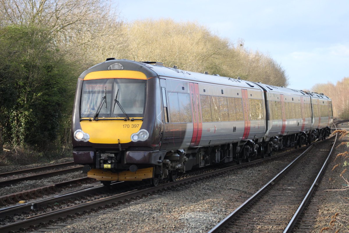 WilsonBone's tweet image. #TurbostarTuesday @CrossCountryUK 3 car unit, 170397 working 1N59 Stansted Airport-Birmingham New St crosses onto the MML Up fast at Syston
#Class170
#CrossCountryTrains