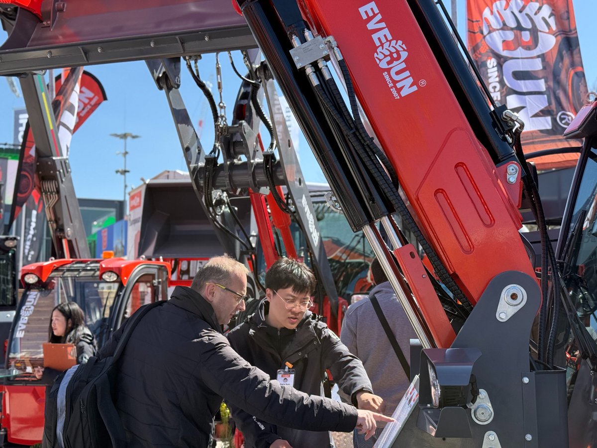 everun2007's tweet photo. Thank you to everyone who visited our booth yesterday（4.7） – your support and interest mean a lot to us! ❤️ ❤️ ❤️ 
We are also at 📍 booth FN.618/3 on time today and look forward to meeting you!
#everun #bumar #Exhibition2025 #compactwheelloader https://t.co/XvwjwHb7fU