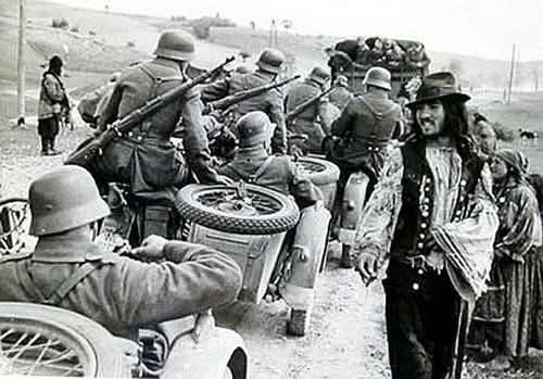 Hoy se celebra el día #InternacionalDelPuebloGitano en memoria de su historia de persecución y resistencia

Sirva la efeméride para recordar que el racismo y el odio siempre acaban en genocidio 
Y que la mejor acción es una resistencia conunitaria, como la de los gitanos.