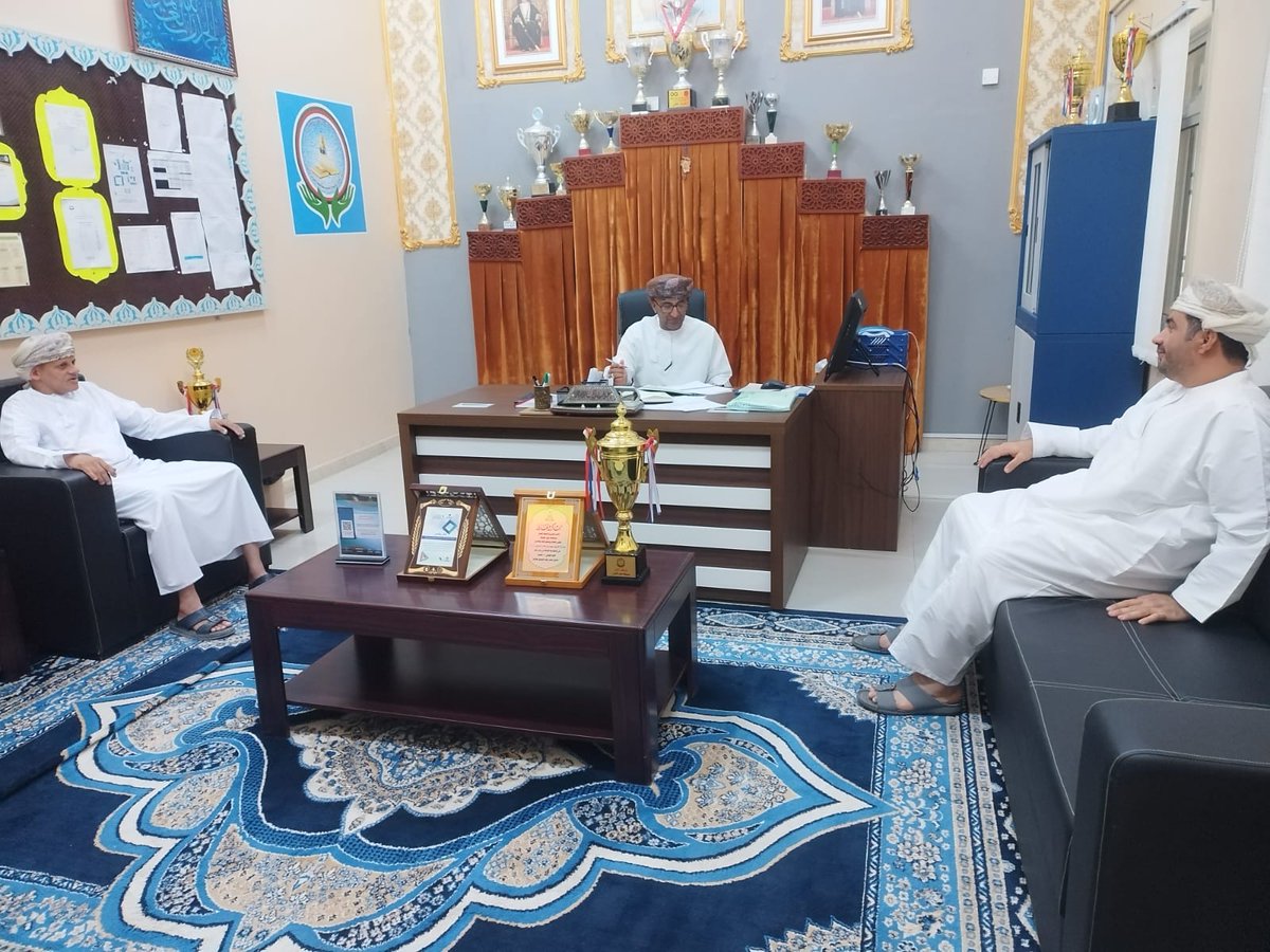 اجتمع الفاضل الأستاذ عبدالحسن العجمي مدير المدرسة مع اللجنة المالية بالمدرسة بحضور مساعد المدير وأخصائي شؤون ادارية ومالية
وتم من خلال الاجتماع استعراض أهم النقاط التي تتعلق بالجوانب المالية والعمل المدرسي