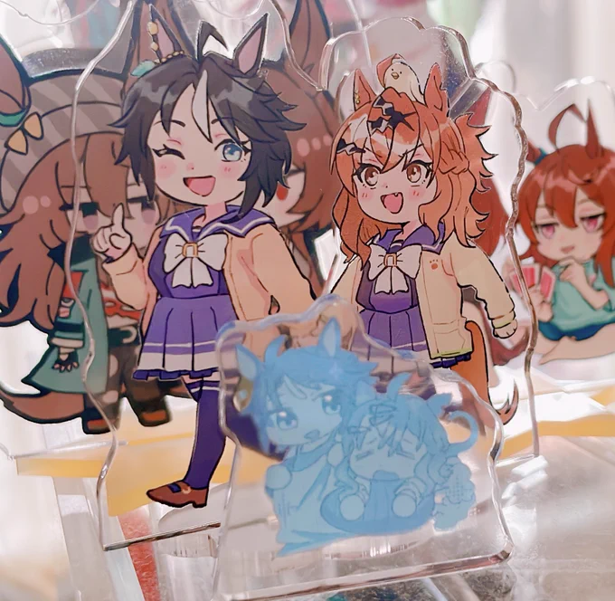 おまけ、ちいちゃくて可愛い(後ろのアクスタが大体6cmサイズ) 