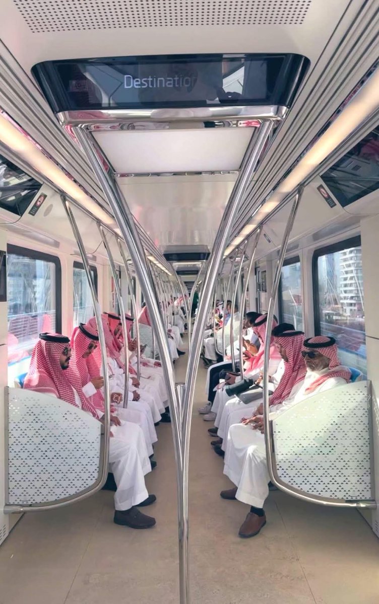 أناقة ورقي المواطن السعودي 🇸🇦
عند الذهاب للأعمال صباحاً عبر مترو الرياض
