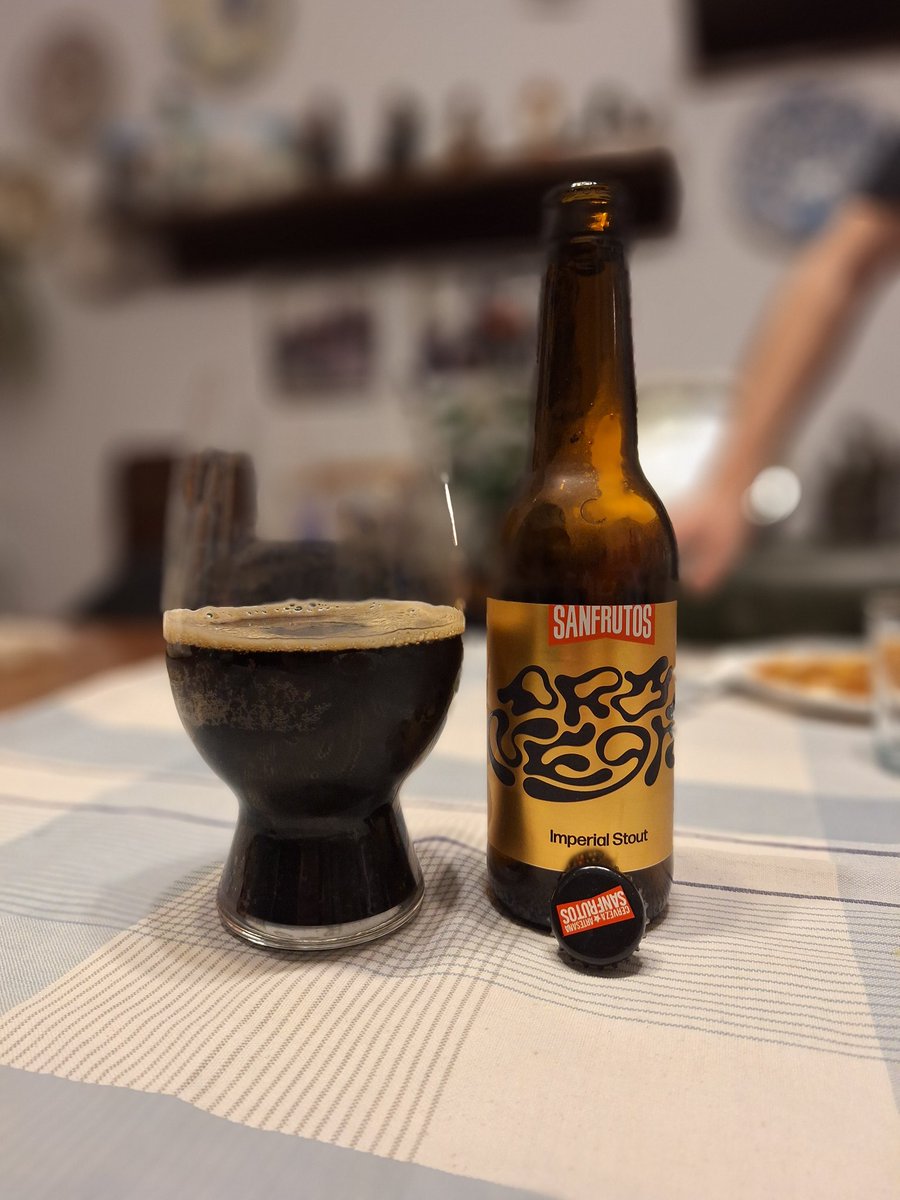 milbeerista's tweet photo. Sanfrutos Oró Negro. De Segovia. Imperial Stout. Aigua, maltes, llúpols i llevat. 9,1%. Molt bona, gust a cafè, licor, panses, regalèssia, fusta, roure. #ImperialStout #Stout #beernation #timeforabeer #ale #localbeer #craftbeer #cervesaartesana #cervesaartesanal #beer #pivo https://t.co/c3h7BP9zA5