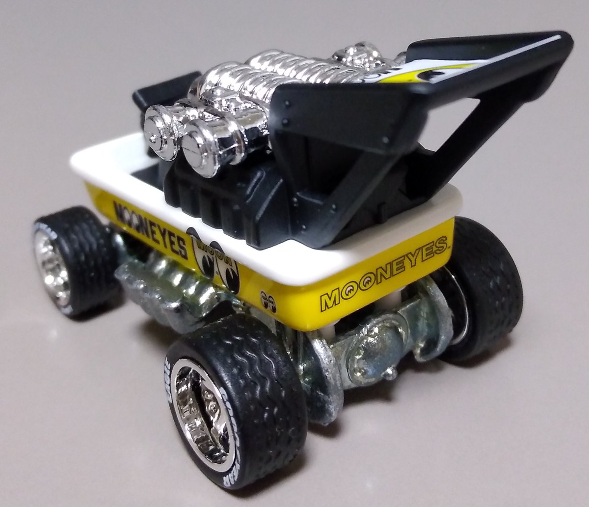 simasayo1121's tweet photo. ホットウィール
ラジオ フライヤー ワゴン
ムーンアイズ カスタム 2nd 完成！

STICKYFROGミニカー用MOONEYES公式水貼りデカール使用！

既製品っぽさをコンセプトに作製しました。

カールくん乗せたい…

#HOTWHEELS
#ホットウィール
#MOONEYES
#ムーンアイズ
#STICKYFROG
@stickyfrog_ https://t.co/9BoN8NN3RK