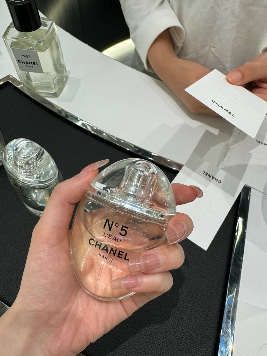Elegance is an attitude✨
Chanel No.5, a minute of encounter with fragrance.