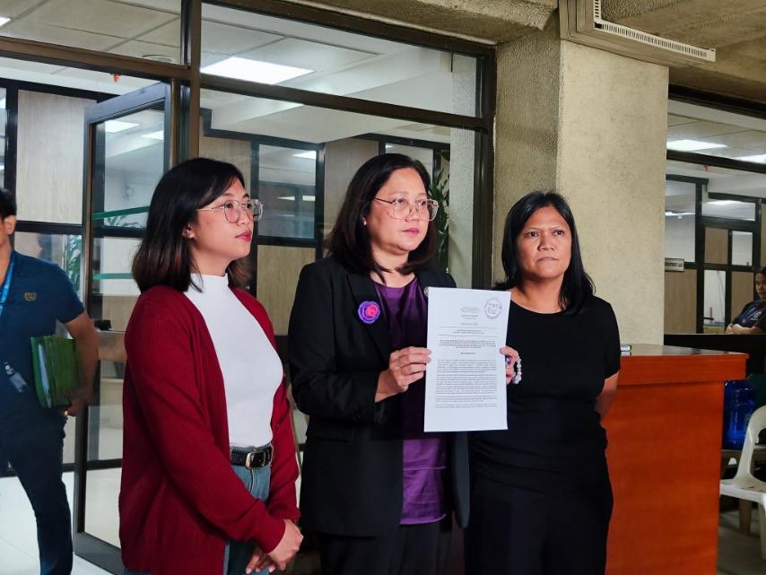 Inihain ni Gabriela Party-list Rep. Arlene Brosas sa Kamara ang House Bill No. 11498 "Bawal Bastos sa Eleksyon Bill" na layong i-disqualify ang mga kandidato na gumagamit ng misogynistic o discriminatory language #News5 | via Marianne Enriquez

📷: Gabriela Women's Party