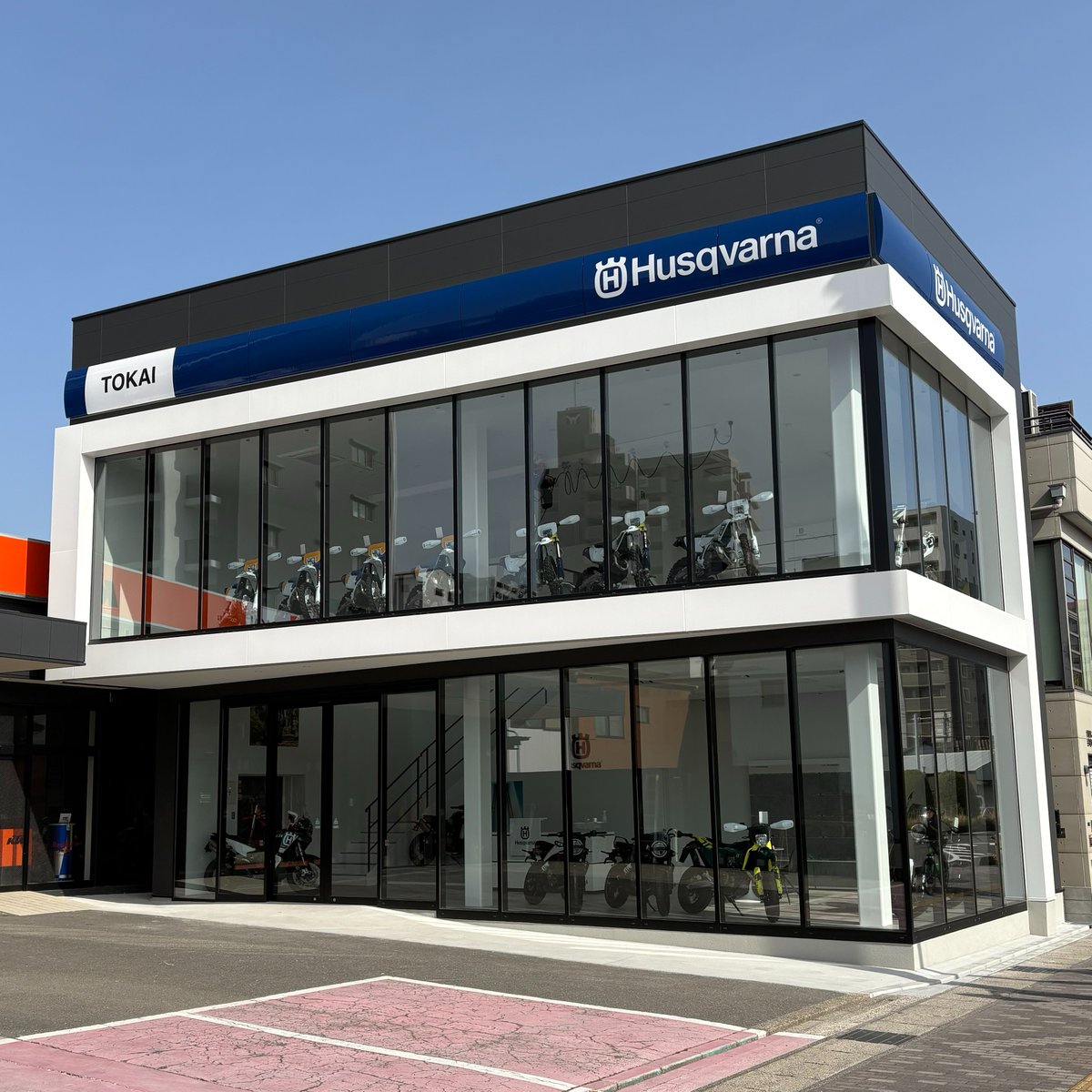 HusqvarnaMCJP's tweet photo. 【 新規オープンのお知らせ 】
三重県初となる正規ディーラー『ハスクバーナ東海』が、4月12日（土）に新規オープン！

4月12日から30日までは、オープン記念セールを開催。
数に限りはございますが、ウェルカムドリンク、来店記念品や商談プレゼントを用意しております！
https://t.co/TZ7bJxyRxP https://t.co/LT7s3V937C
