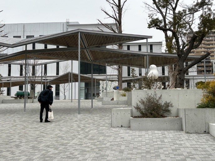 【お知らせ／灘の森アートテラス】先月JR灘駅南側駅前広場「灘の森アートテラス」へ、作品《あべちゃん、なんかついてるよ》を設置してきました。来年の3月末までの展示になります。灘駅を利用するみなさま、1年間よろしくお願いします。