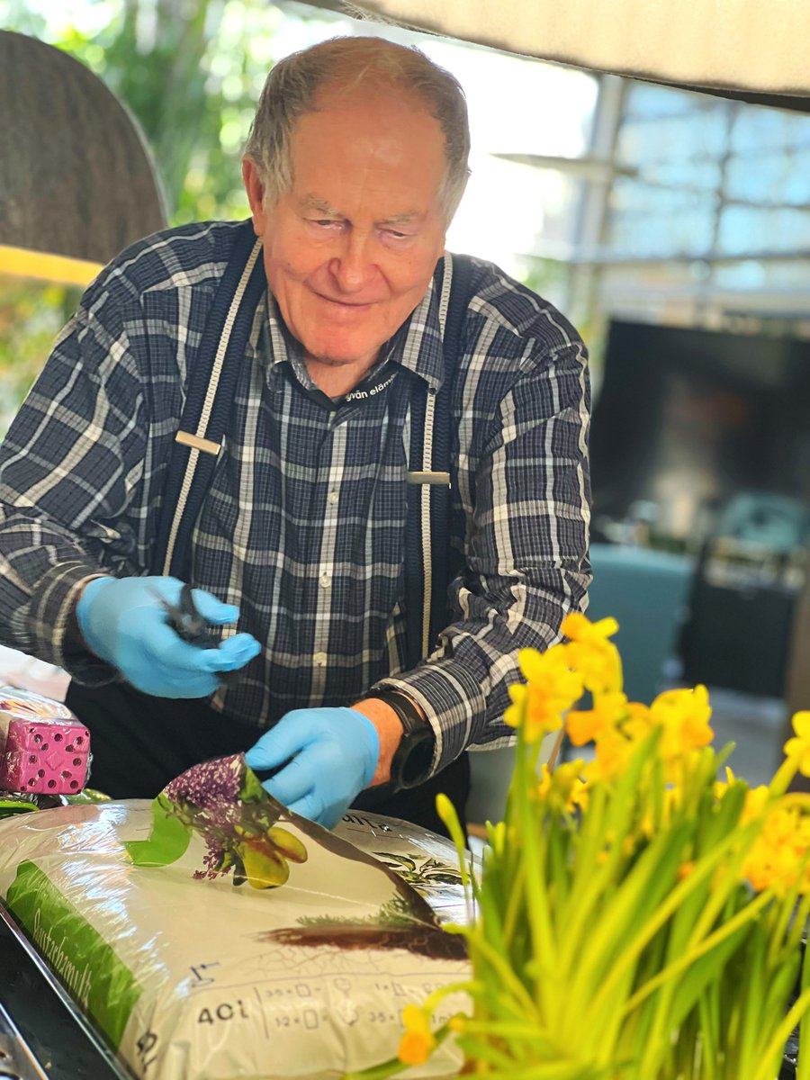 foibekartano's tweet photo. Puutarhan ystävissä oli vuorossa taimien kouliminen. #Foibekartano #HyvänElämänYhteisö #PuutarhanYsätävät #GreenCare https://t.co/e0sJqEt5qx