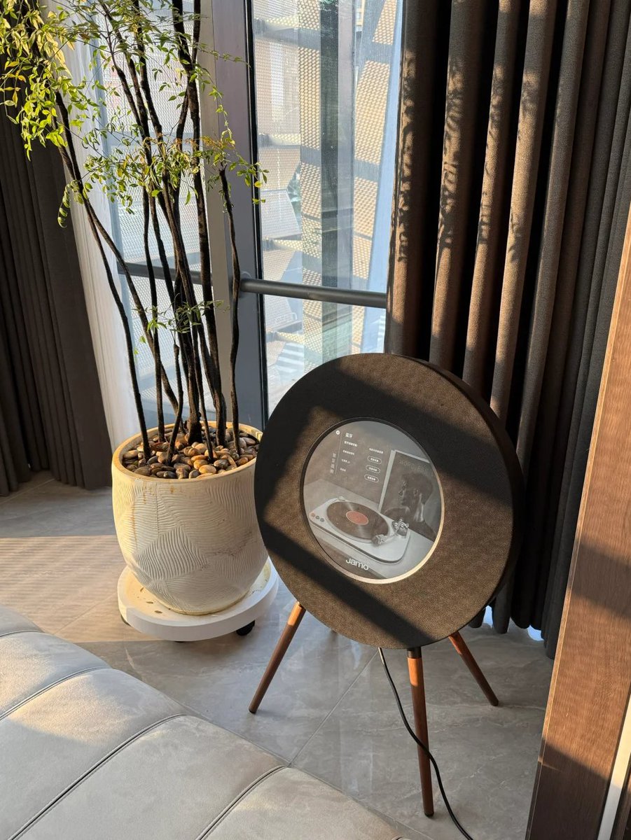 The sun shines into the room, the music tells the mood, life is just right at this moment. ☀️🎶