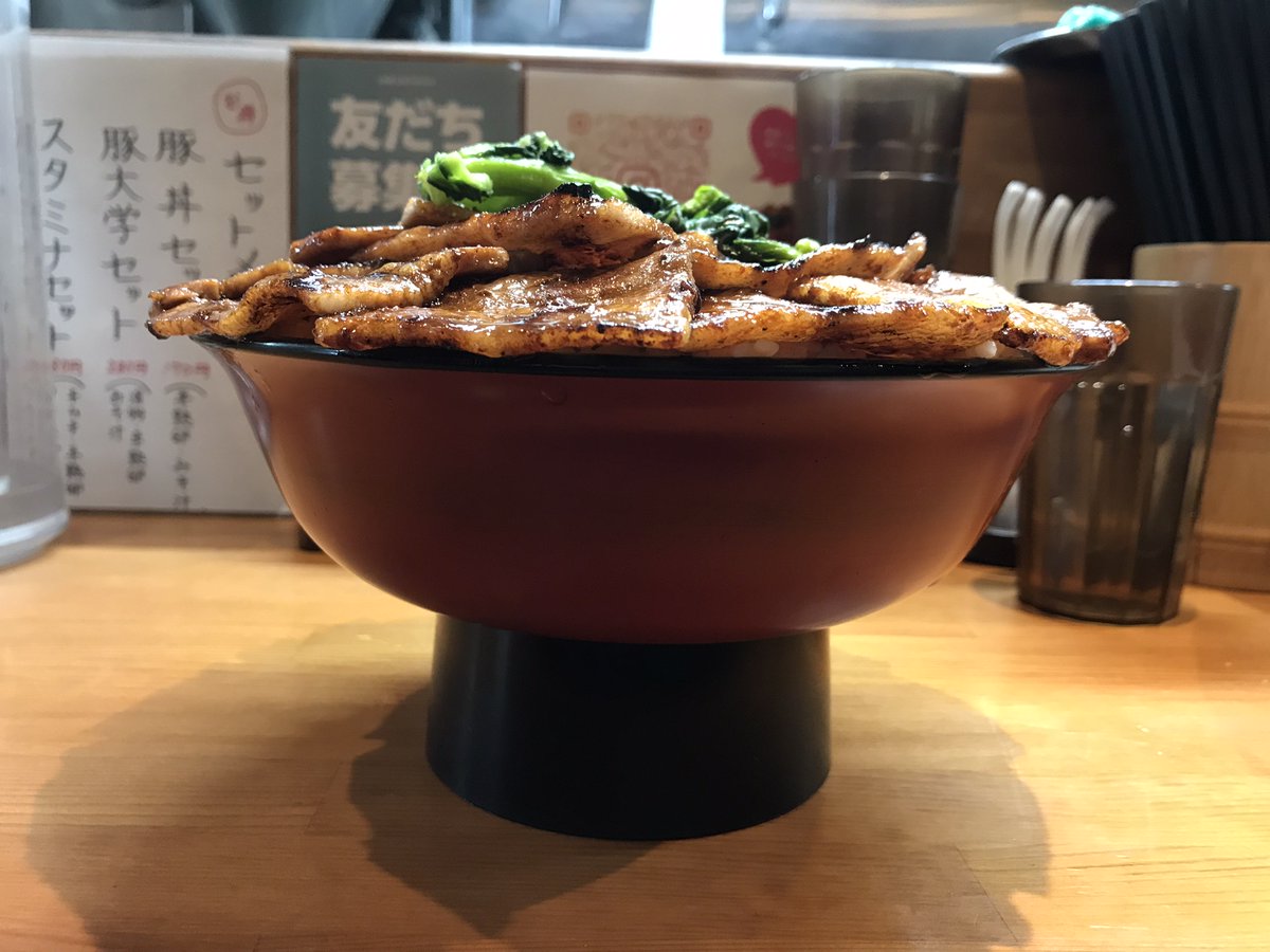 alfred_927's tweet photo. 豚大学＠神保町へ行き、豚丼の大学院（1000g）を食べてきました。
最初上から見た時は「こりゃ無理だ」と思ったのですが、横から見たら2枚目の画像の通りだったので「これならいける」と思い完食してきました。肉の味付けもくどくなかったので最後まで飽きずにおいしく食べられました。 https://t.co/YAtxrNKsbX