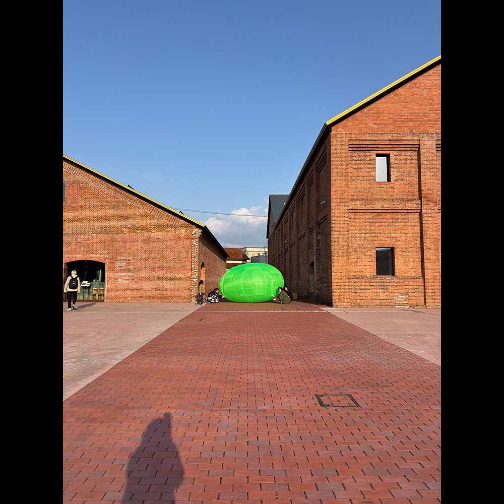 【お知らせ／弘前れんが倉庫美術館_その2】7月11日(金)- 7月13日(日)関連プログラム「5周年！れんがひろばのアートフェス」ではこれまで制作したバルーン作品の屋外展示と、ワークショップをします。お待ちしております！（↓テストの様子）hirosaki-moca.jp/events/10980/