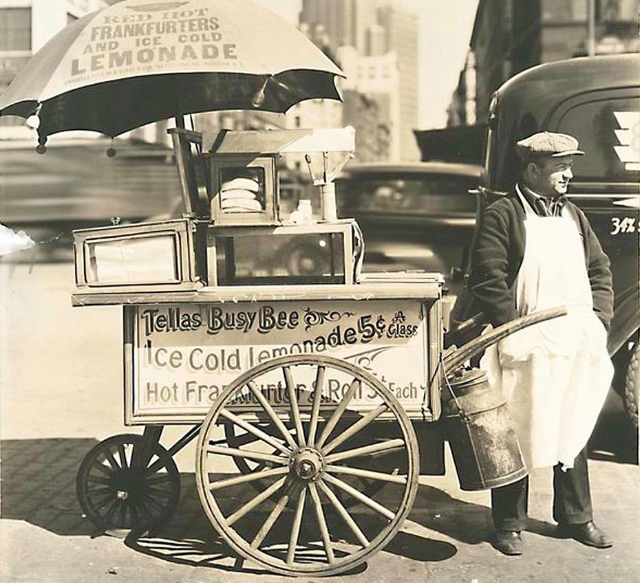 LRonLacy's tweet photo. *Changing New York* series (1935-1938), Federal Art Project. April 8, 1936.
@LivingNewDeal
#BereniceAbbott #Manhattan #LowerManhattan #HotDogStand #StreetFood #WPA #FederalArtProject #photographyart #photographers #urbanphotography #streetphotography #blackandwhitephotography https://t.co/rJ2H9dRr45
