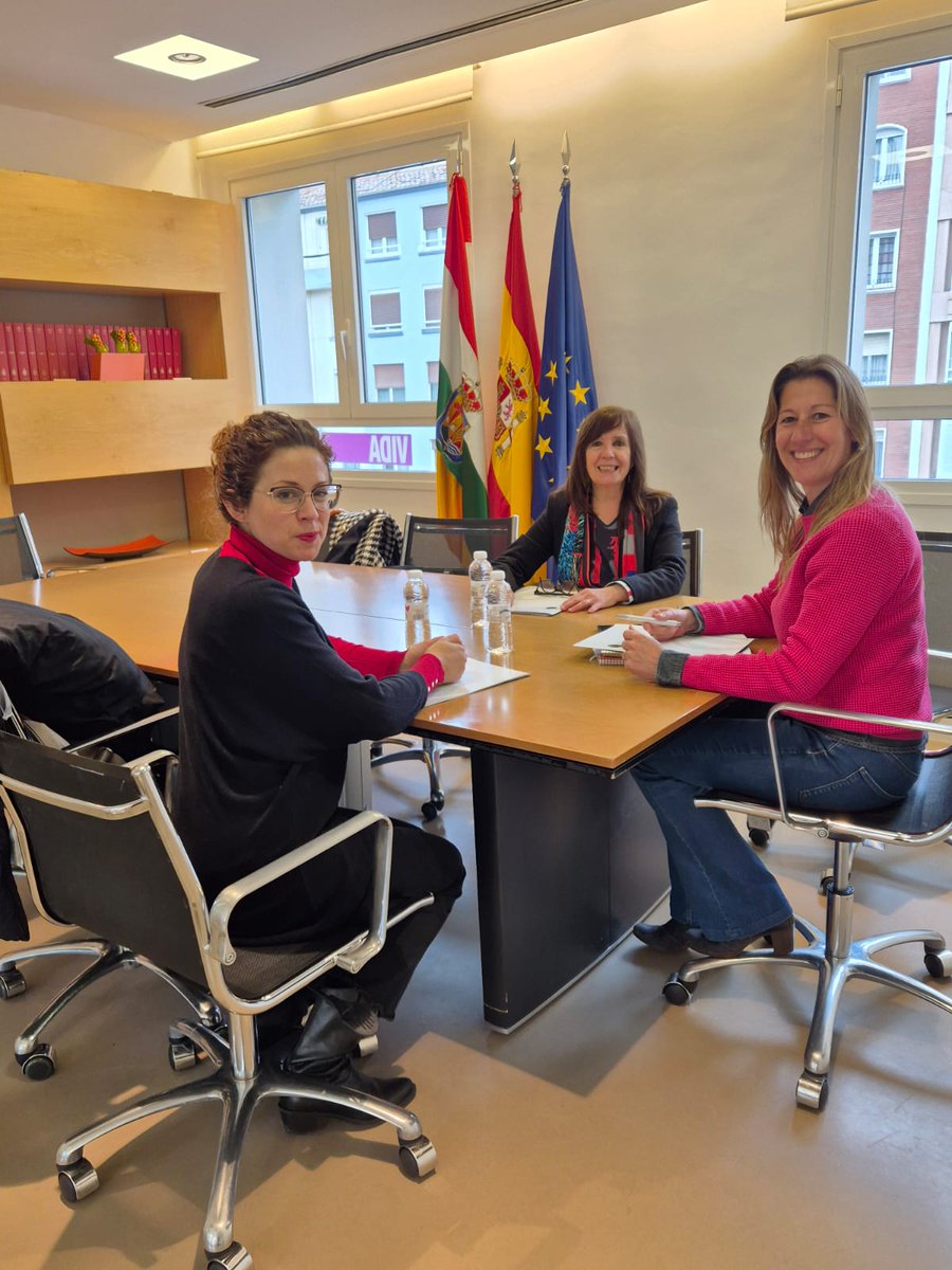 Reunión entre la Decana y Vocal de I. Social del <a href="/COP_La_Rioja/">COP La Rioja</a> y la Dir. Gral. de S. Sociales del <a href="/lariojaorg/">Gobierno de La Rioja</a> . Para abordar las funciones y ratio de psicólogos/as de la Intervención Social en los SS del <a href="/lariojaorg/">Gobierno de La Rioja</a> , y hablar de la atención a los/las menores con vulnerabilidad