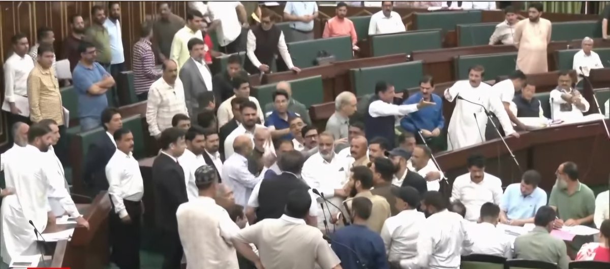 HemantP46337536's tweet image. जम्मू कश्मीर विधानसभा में वक्फ़ कानून पर हंगामा, विधायकों की धक्का-मुक्की
#JammuKashmirAssembly #WaqfAct #AssemblyProtest