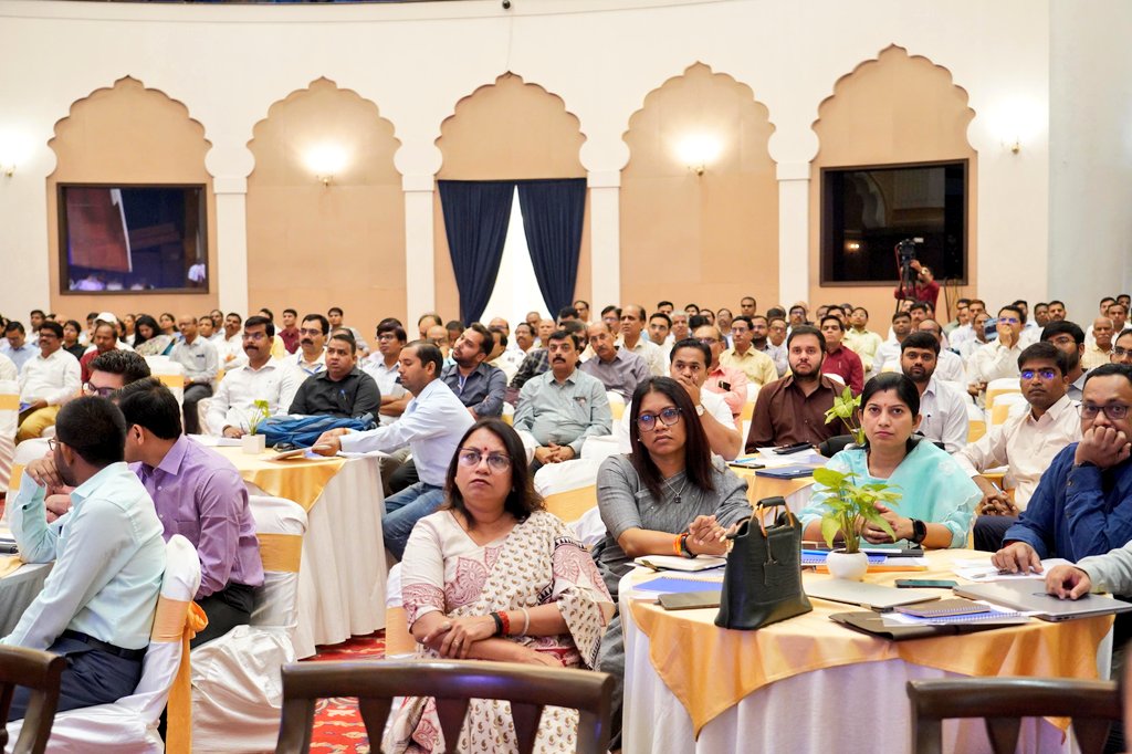 आज कुशाभाऊ ठाकरे सभागार में जिला पंचायत एवं जनपद पंचायतों के मुख्य कार्यपालन अधिकारियों के प्रशिक्षण सह कार्यशाला में सहभागिता कर उपस्थित अधिकारियों के साथ संवाद किया।