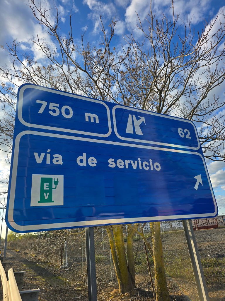 Señalizamos las estaciones de racarga ultrarrápida para impulso de la movilidad eléctrica en la Red de Carreteras del Estado. Un plan de despliegue de señalización que abarcará, en primera instancia, todas las estaciones de la red transeuropea básica con una disponibilidad mínima