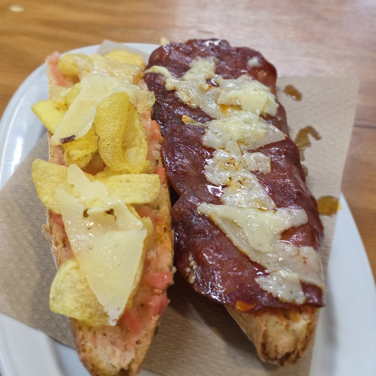 BodegaMontferry's tweet photo. Bon dia per avui entrepà de morcon ibèric amb xips de patata i formatge. Salut @DO_sants #entrepadeldia https://t.co/zHAPFYnqnE