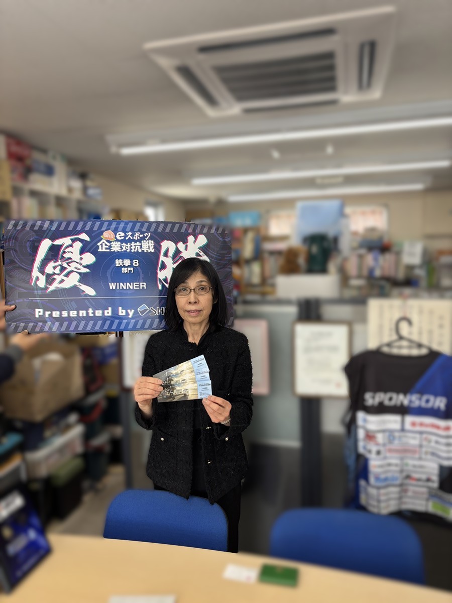 okayamaesu's tweet photo. 2024年eスポーツ企業対抗戦　鉄拳８部門にて優勝された福井電気様を訪問し、賞品をお渡ししました！
今年度も企画進行中ですので情報公開までしばらくお待ちください!! https://t.co/XprnzTWlMw
