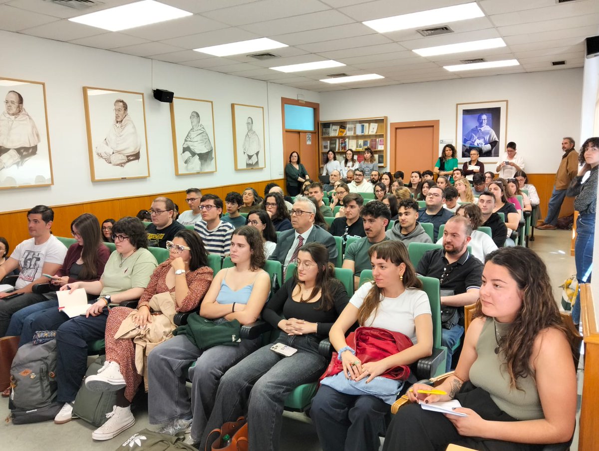 Ahir dilluns vam tenir la sort de poder escoltar Mar Massanell, que ens visità per presentar-nos el seu darrer llibre, 'La desintegració del català nord-occidental (o la norma com a inductora de canvis lingüístics)',