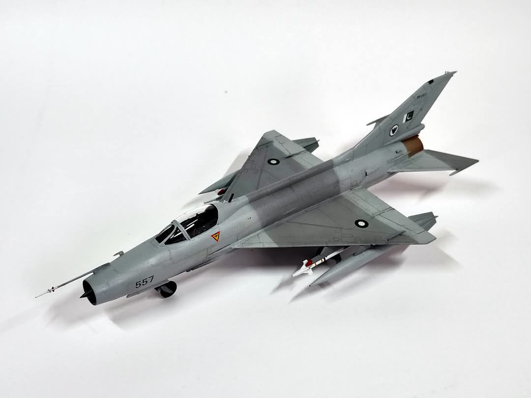 RehanSiraj1's tweet image. Made this 1/48 Trumpeter J-7 scale model as F-7P of PAF No. 19 Sqn.
Did some modifications to match with PAF variant.
This model will be going to the pilot who flew F-7Ps during his PAF days. He did his first solo on F-7P having this serial no 557.
#scalemodel #Pakistan