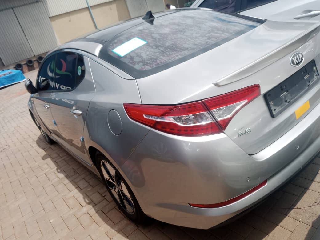 Turagufasha byihuse cyane kugera kumodoka yinzozi zawe!
 Kia k5 good condition hybrid  byose birakora moteri shya full options 2012 umwaka ifite soon loft 10.2M birakunda kd tuguha pulaque shya na grant na client Duhamagare cg utwandikire kuri 0784682236