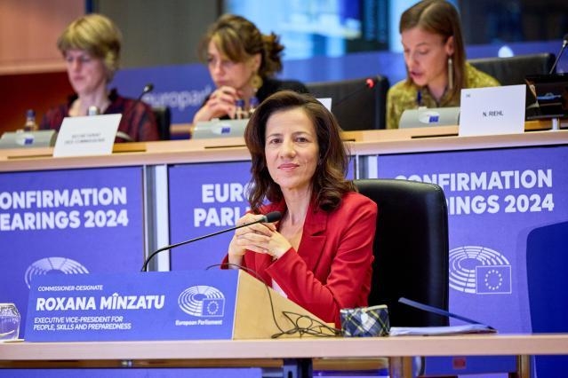 SenatoStampa's tweet photo. Nelle Commissioni 4a, 7a e 10a Senato con VII e XIV Camera, audizione della Vice Presidente esecutiva @EU_Commission per i #DirittiSociali e competenze, #PostidiLavoro di qualità e preparazione @RoxanaMinzatu → https://t.co/1EJ56V1LFQ Diretta → https://t.co/83wdo3FpRe https://t.co/9L1B6rfDrP