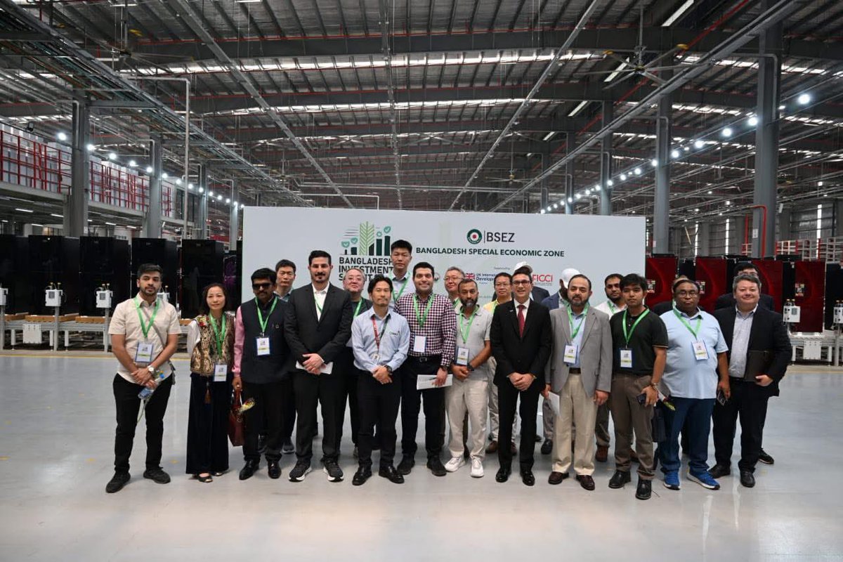 ChiefAdviserGoB's tweet photo. Singer Bangladesh Limited managing  director MHM Fairoz poses for photographs with visiting investors, and  guides them during factory visit at Bangladesh Special Economic Zone in Araihazar, Narayanganj on the second day of Bangladesh Investment Summit on Tuesday. https://t.co/nLY12mjinR