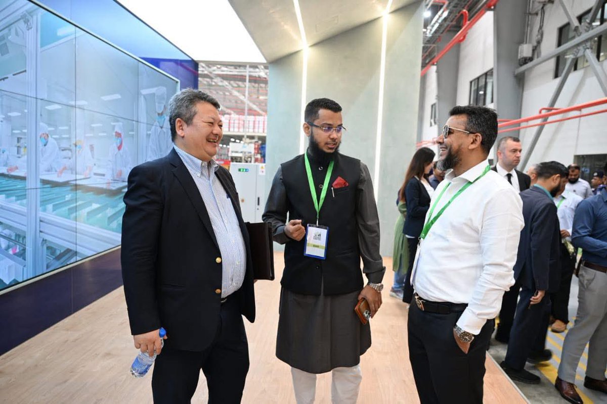 ChiefAdviserGoB's tweet photo. Singer Bangladesh Limited managing  director MHM Fairoz poses for photographs with visiting investors, and  guides them during factory visit at Bangladesh Special Economic Zone in Araihazar, Narayanganj on the second day of Bangladesh Investment Summit on Tuesday. https://t.co/nLY12mjinR