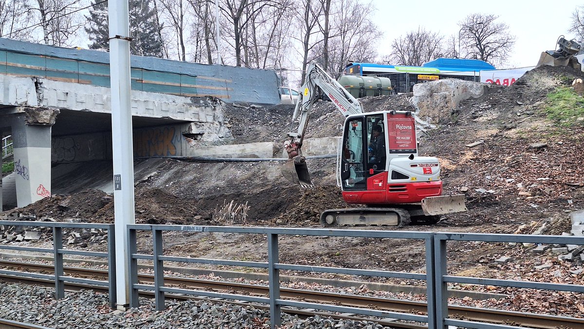V Ostravě na opravě mostů u vítkovického Hornbachu je stále živo. Tento týden probíhá například příprava základové spáry, zhotovení podkladního betonu a k tomu odstranění panelů + výkopy středového pásu. Provoz po Rudné i Místecké ulici vede zúžením do 1 pruhu v každém směru.