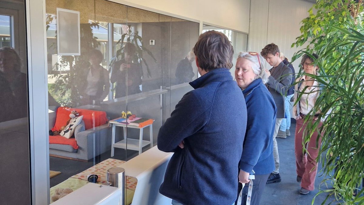 Gisteren was <a href="/VVD/">VVD</a>-Kamerlid <a href="/ThomvCampen/">Thom van Campen</a> op bezoek in Hondencentrum Den Ham. Samen met de <a href="/dierencoalitie/">Dierencoalitie</a>, <a href="/DierenRecht/">Dier&Recht</a> en <a href="/Caring_Vets/">Caring Vets</a> hadden we een goed en open gesprek over hondgerelateerde onderwerpen als schadelijke raskenmerken, genetische diversiteit en bijtincidenten.