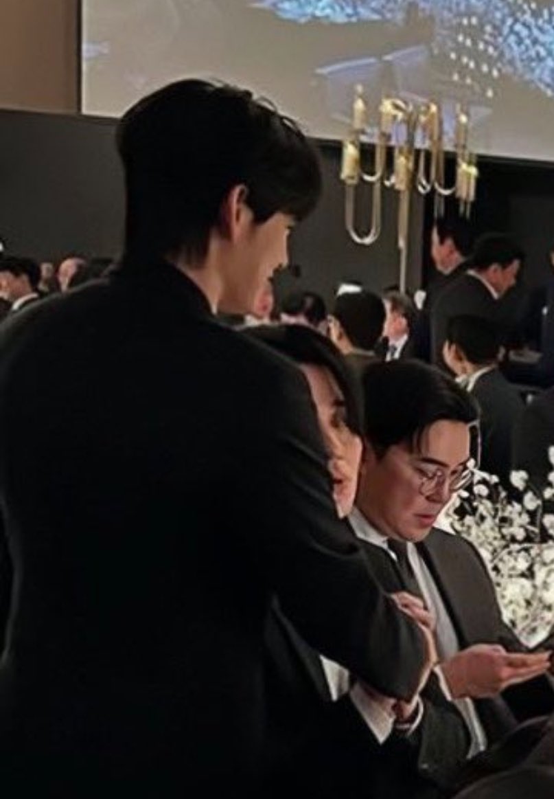 Im a dongwook photos account but Si-wan and Dongwook reunited this is a moment everyone-