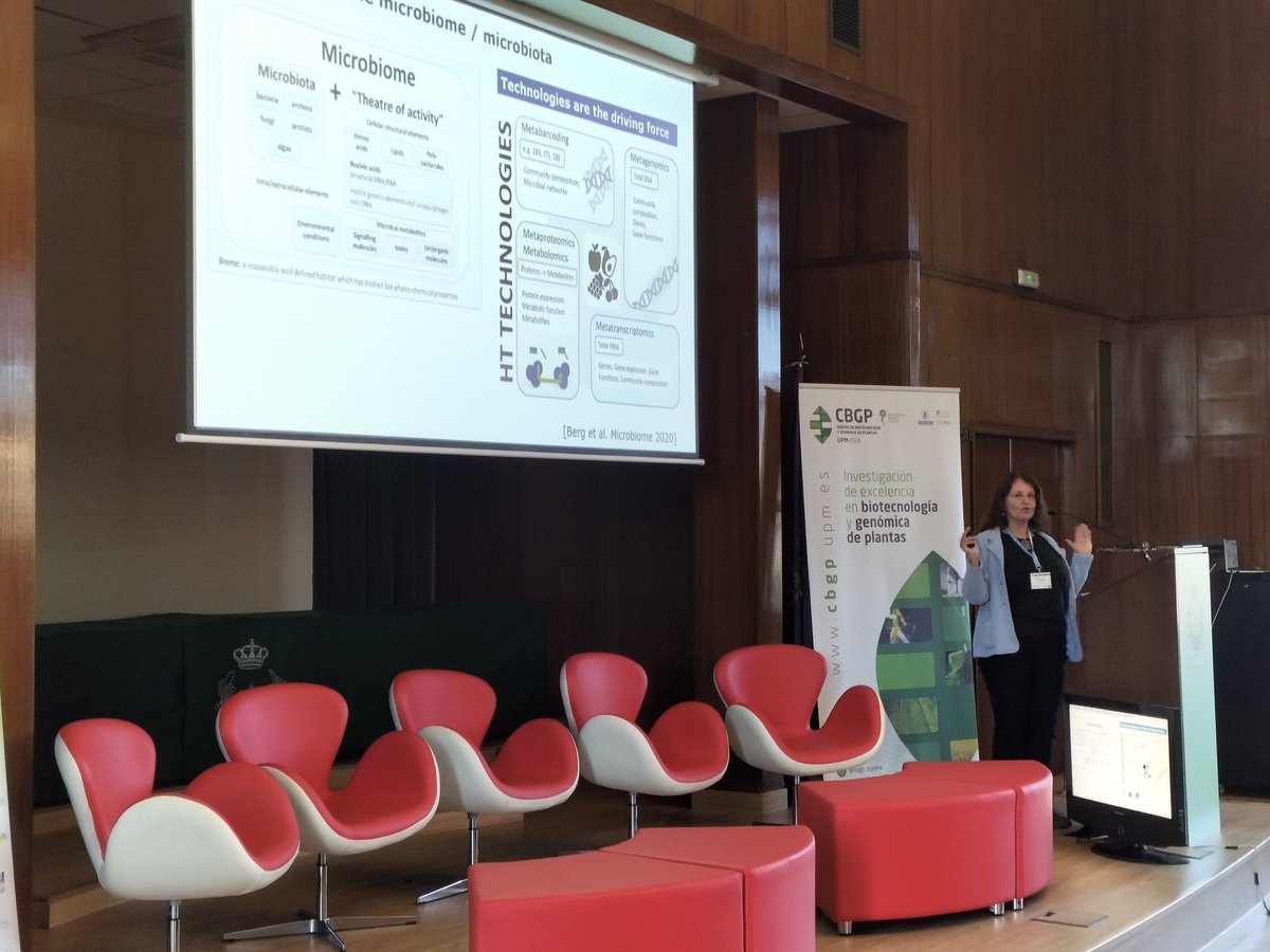 Abre las sesiones del segundo día de #PlantAct25 Gabriele Berg hablando sobre la importancia del microbioma de las plantas.🦠🌱 
x.com/CBGP_Madrid/st…