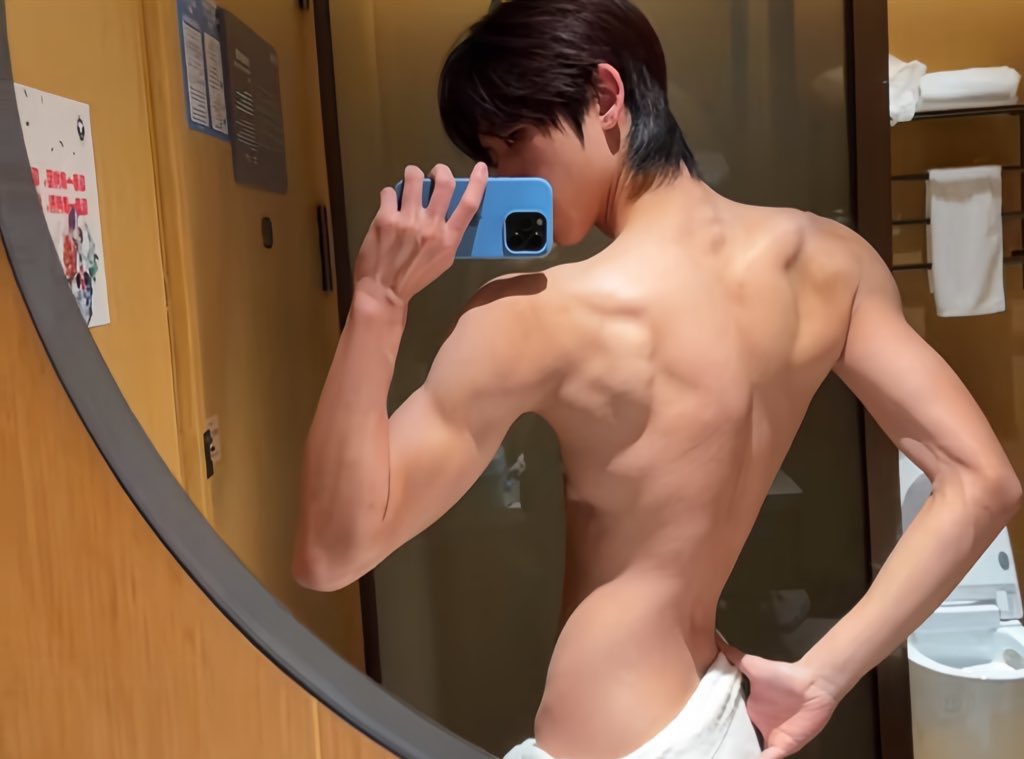 眼里全是对自己身材的欣赏