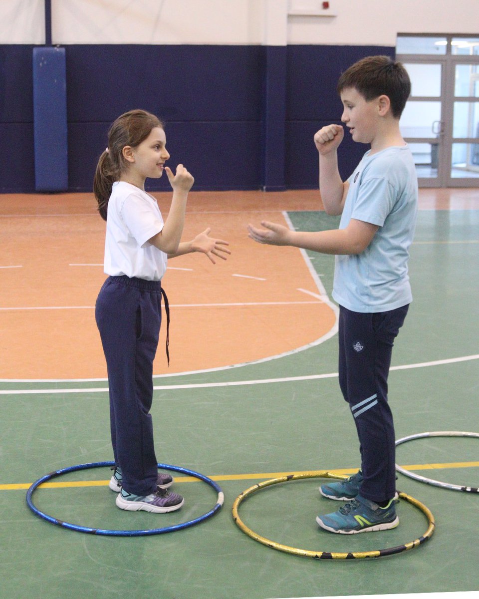 PYP 4. sınıf öğrencilerimiz, Kuvvetin Etkileri ünitesinde fen bilgisi dersinde edindikleri bilgileri beden eğitimi dersinde uygulayarak kuvvetin etkilerini deneyimledi. Halat çekme ve taş-kağıt-makas oyunlarıyla sebep-sonuç ilişkisini keşfetti. #çakırokulları #ibpyp