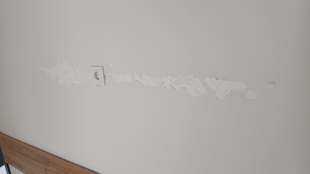 Elektrikçi ile alçıcı küs olunca olan inşaata olurmuş.