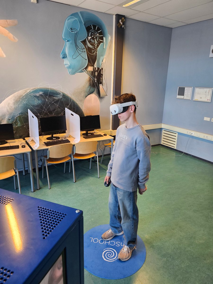 Lokaal V4 is vanaf vandaag ook het officiële Virtual Reality-lokaal.. Het kan gebruikt worden voor alle praktijk- en ook theoretische vakken. Op die manier kunnen leerlingen ondergedompeld worden in een omgeving waar je kunt trainen en leren.