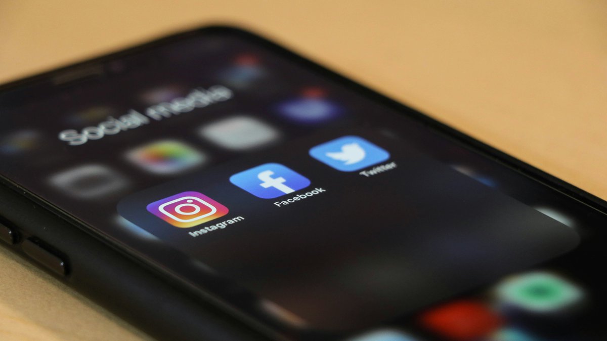 Up next in our #MigraVoice blog series, an article by expert Dr. <a href="/MasciAlexandra/">Alexandra Masciantonio</a>, a social psychologist and researcher specialising in the psychological and societal effects of #SocialMedia💻 In this article, she explores how digital platforms influence mental health, paying