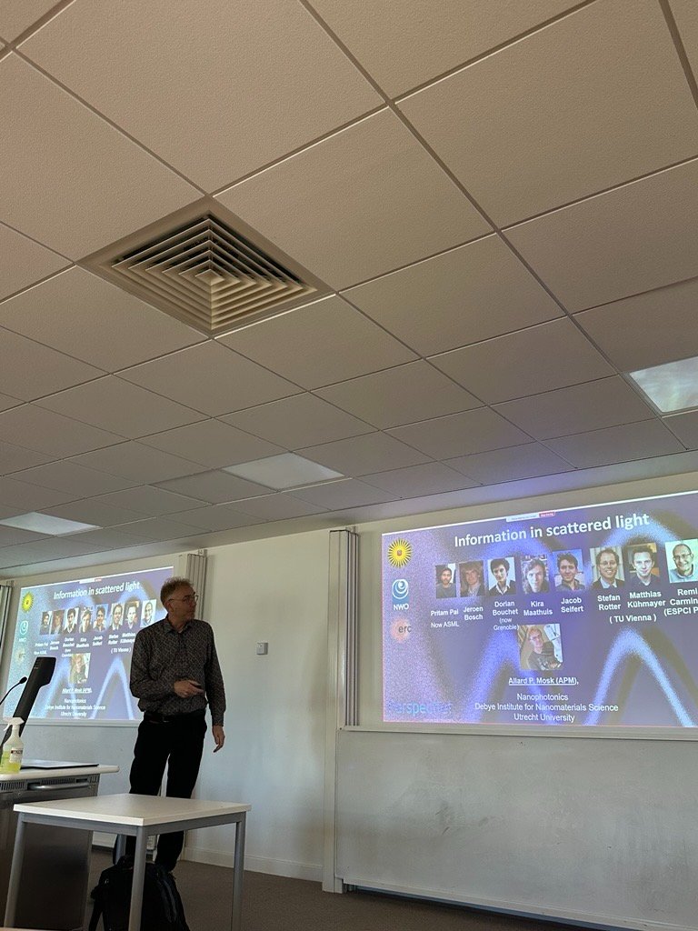 Emergent Photonics Research Centre (@epicxphoton) on Twitter photo We were delighted to host Prof <a href="/AllardMosk/">Allard Mosk</a> from <a href="/UniUtrecht/">Utrecht University</a> at the Emergent Photonics Research Centre today for a Landau Series talk on “Optimizing the Information Content of Coherent Light.” We were delighted to host Prof <a href="/AllardMosk/">Allard Mosk</a> from <a href="/UniUtrecht/">Utrecht University</a> at the Emergent Photonics Research Centre today for a Landau Series talk on “Optimizing the Information Content of Coherent Light.”