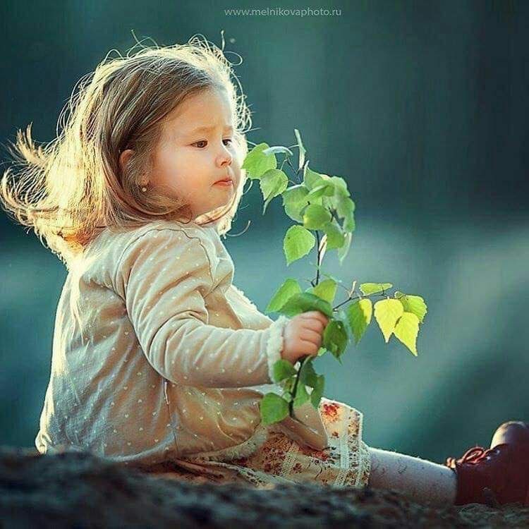 الذوق والرد المحترم ...
وجبر الخاطر ، ليس لهم علاقة بحب أو تملُّق
 للشخص الذي أمامك ...
تلك نفسية متَّزنة وتربية سليمة ليس أكثر ....