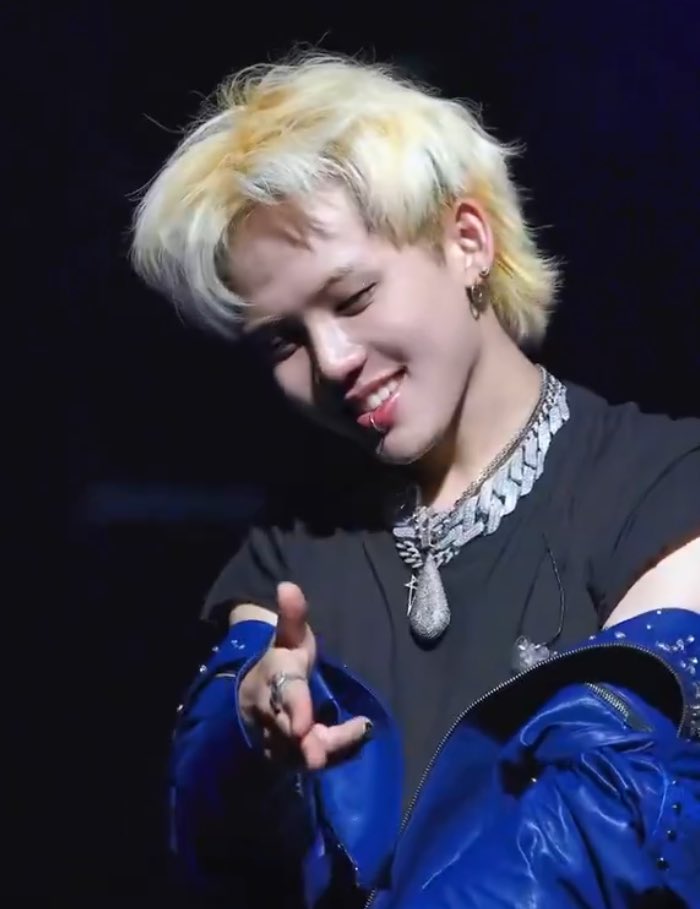 HYUNH4YI's tweet photo. he had no business looking this good on a non-hyunsuk fansite fancam of him for april fools but damn https://t.co/Wvteef2hlu