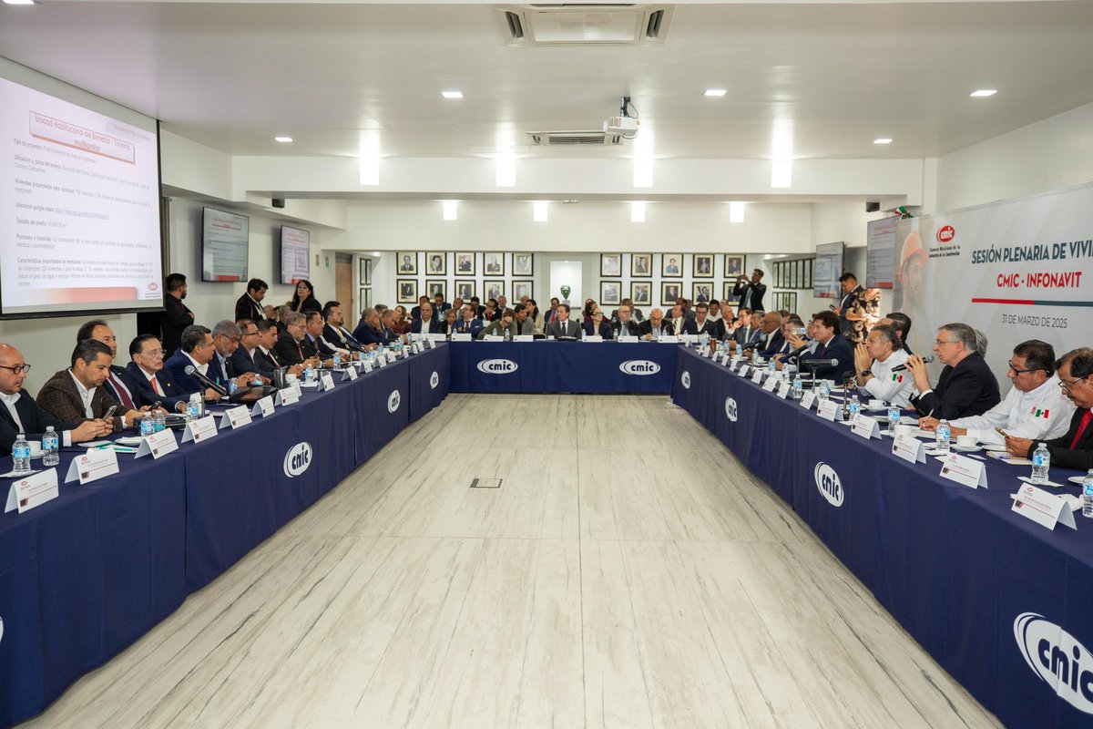 OctavioRomero_O's tweet photo. Hoy, participamos en la Reunión Plenaria de Vivienda CMIC-INFONAVIT para explicar a los miembros de esta cámara en qué consiste el programa #ViviendaParaElBienestar de la Presidenta @Claudiashein, en compañía de @lmendezjaled, presidente de @cmicnacional, y @AMalagonB, presidente de @CONCAMIN. 

En este encuentro, recordamos que hoy el Instituto cuenta con los recursos suficientes para detonar el desarrollo de vivienda social. 

En este sentido, hicimos un llamado a los empresarios a sumarse a la construcción de al menos 500 mil viviendas adecuadas, con servicios, bien ubicadas y asequibles, en beneficio de las personas derechohabientes que ganan entre 1 y 2 salarios mínimos. 

#2doPiso4T #ConstruyendoJuntos #InfonavitHumanista